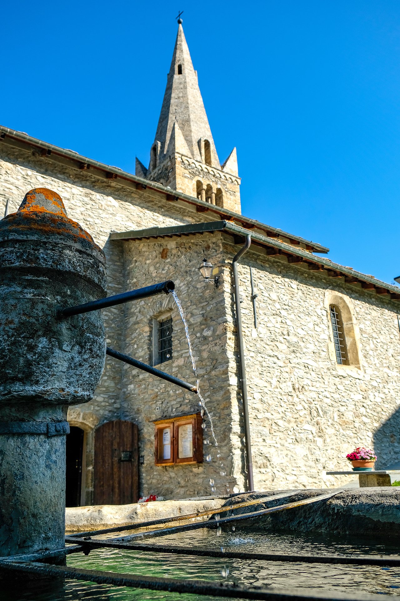 La fontana della chiesa di Sauze d'Oulx